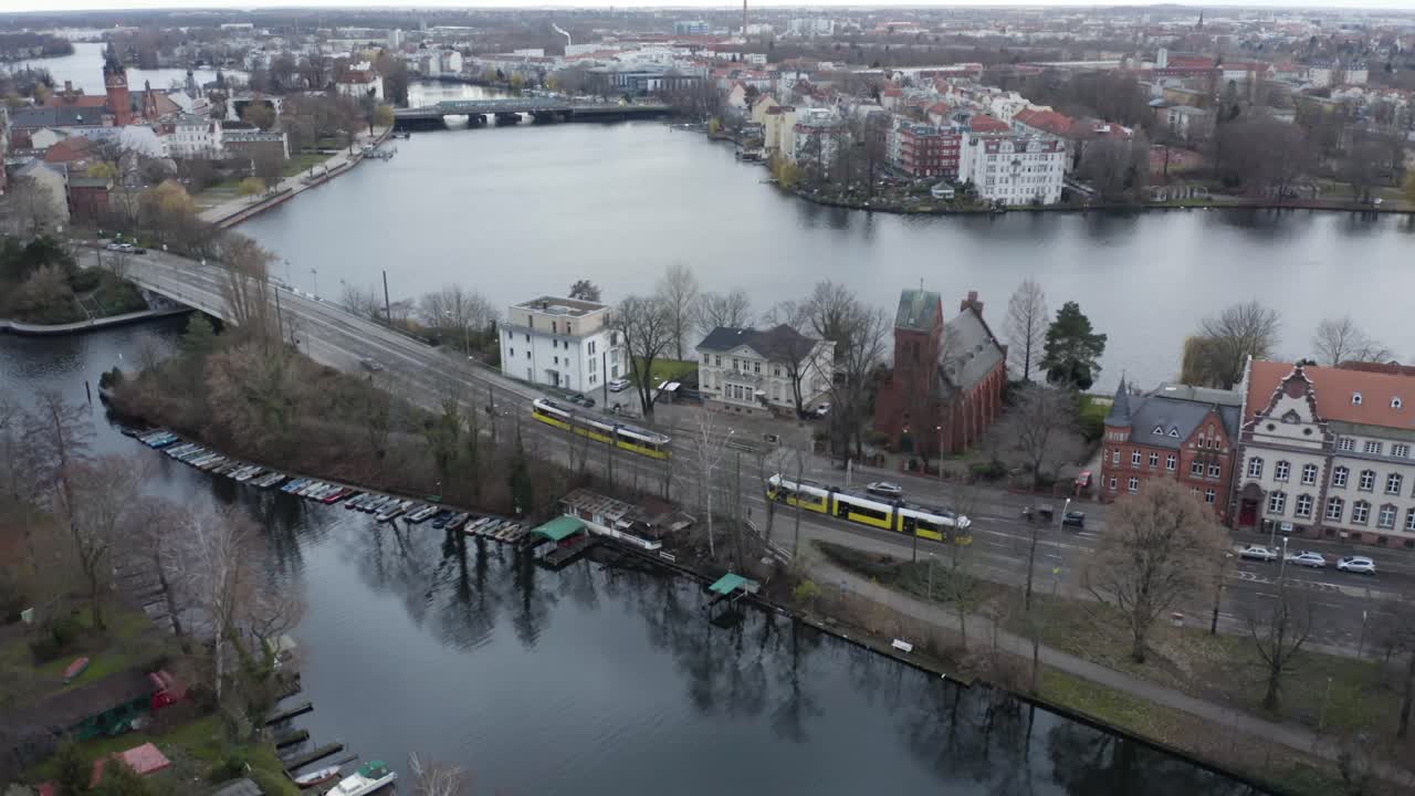 The cinematic drone video was made in Berlin Köpenick and shows two trams passing each other.
In the background you can see an interestingl bridge and a river.