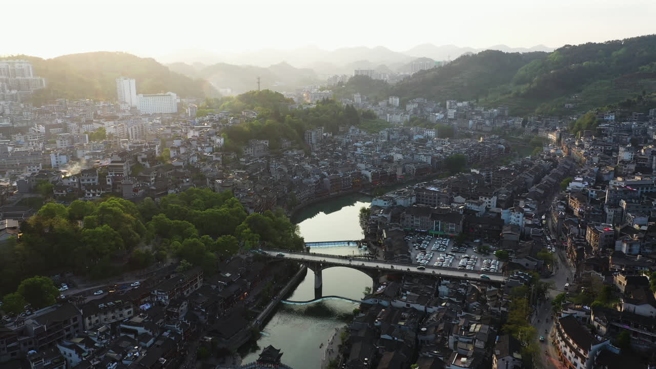 ⁇ 후앙 다리와 투지앙 강 위에서 드론 촬영, 중국 피닉스 고대 도시의 황금 시간