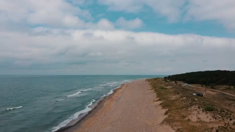 Drohnenaufnahme-Aus-Der-Luft-Der-Ostsee-Uzava,-Lettland-Küste-Mit-Blick-Auf-Die-Wellen-Von-Oben