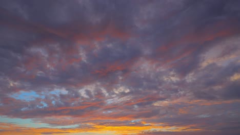 toma del cielo con nubes durante la puesta de sol creando hermosos colores