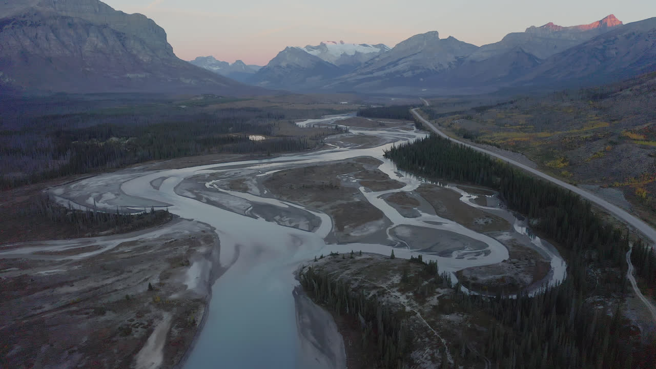 vista panorámica del río saskatchewan del norte y las montañas rocosas cerca de la ciudad de nordegg en alberta, canadá