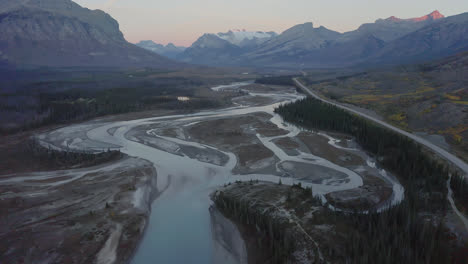 Panoramablick-Auf-Den-North-Saskatchewan-River-Und-Die-Rocky-Mountains-In-Der-Nähe-Der-Stadt-Nordegg-In-Alberta,-Kanada