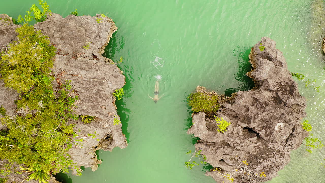 라자 (raja) 를 따라 헤엄치는 알아볼 수 없는 남자