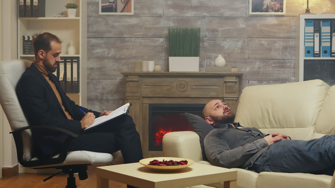 Mand hos relationsspecialist liggende på sofaen