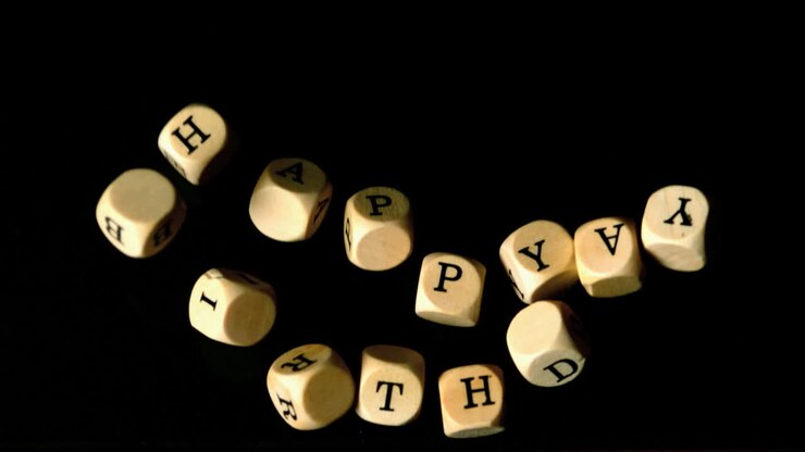Dadi di buon compleanno che si uniscono