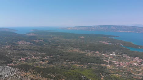 Paisaje-Tropical-De-La-Isla-De-Hvar-En-Croacia-Con-Costa-Del-Mar-Adriático,-Antena