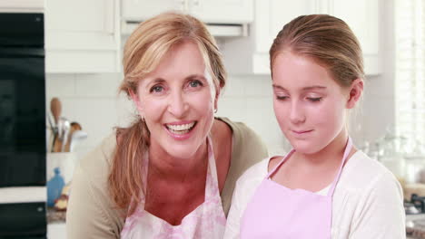 Madre-Y-Su-Hija-Cocinando-Juntas