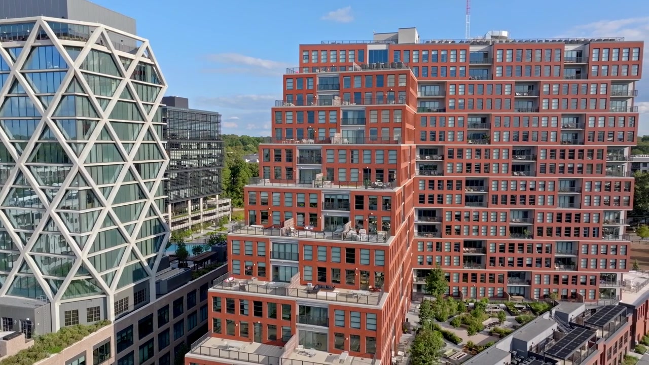 Drone revela detalhes arquitetônicos do edifício de tijolos vermelhos das residências The Overline no histórico bairro Old Fourth Ward de Atlanta, Geórgia