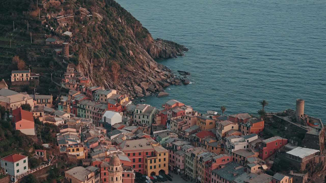 Vue aérienne panoramique de Vernazza, Cinque Terre, Italie, village et littoral à l'heure dorée