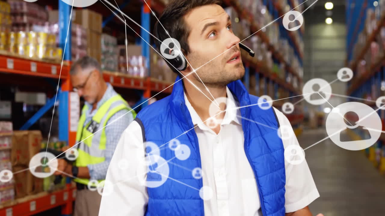 Animazione di una rete di connessioni con icone sopra un lavoratore caucasico in un magazzino