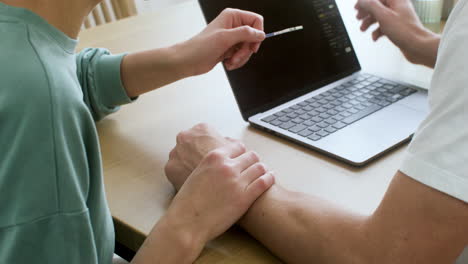 pareja heterosexual con prueba de embarazo