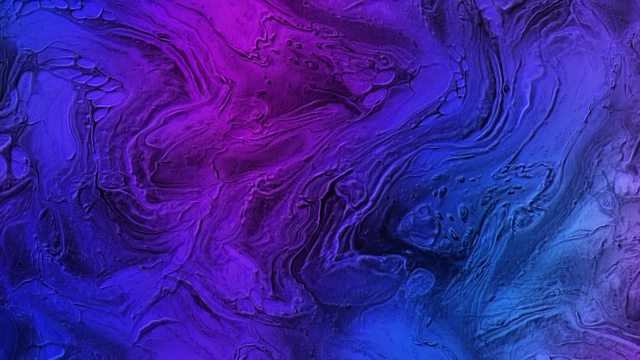 Sfondo in movimento con texture marmorea ondulata di metallo fluido. Grafica in movimento animata di plasma olografico neon blu viola. Animazione video 4K di flusso fluido astratto e ondulato.