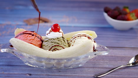 helado de vainilla con fudge de chocolate