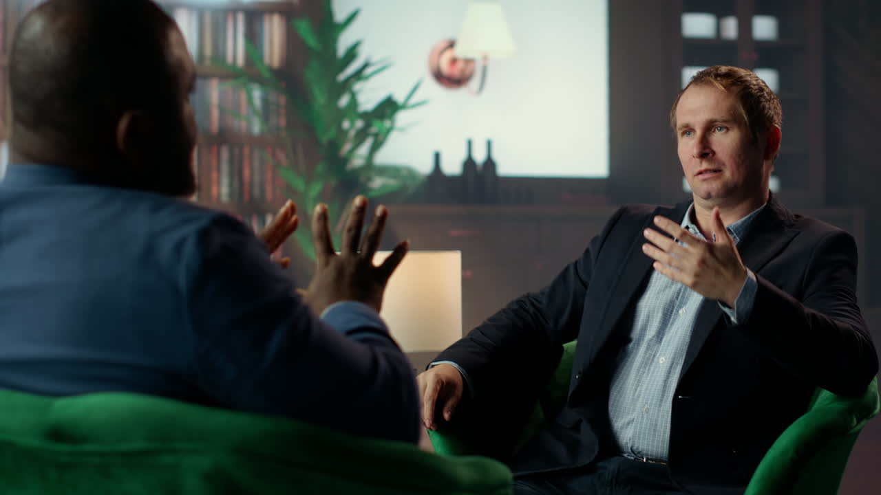 dos caballeros diversos en un club social privado de clase discuten el avance profesional