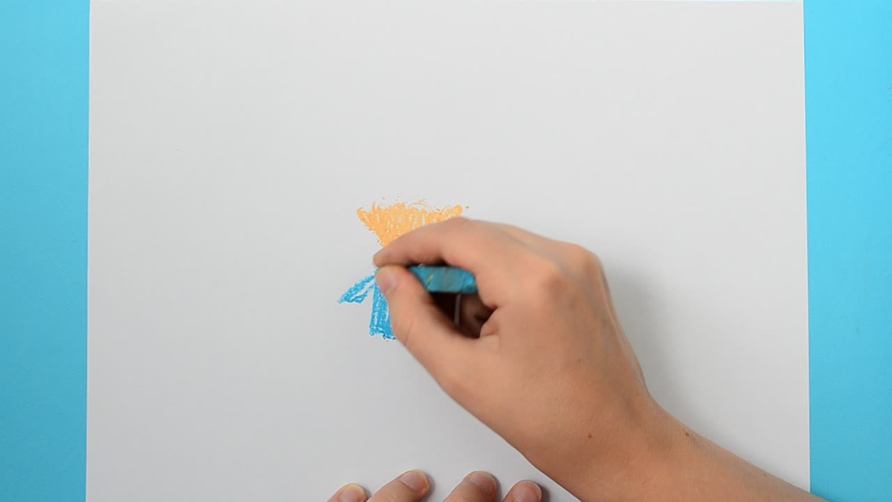 Disegna lo gnomo. Il bambino disegna l'immagine.