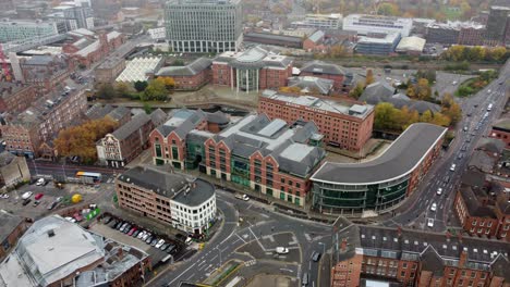 carreteras y tráfico nottingham city uk, imágenes aéreas de drones 4k