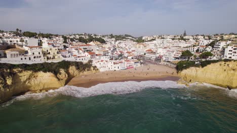 órbita-Aérea-Ciudad-Carvoeiro,-Portugal-En-La-Costa-Del-Algarve,-Famosa-Playa-Turística