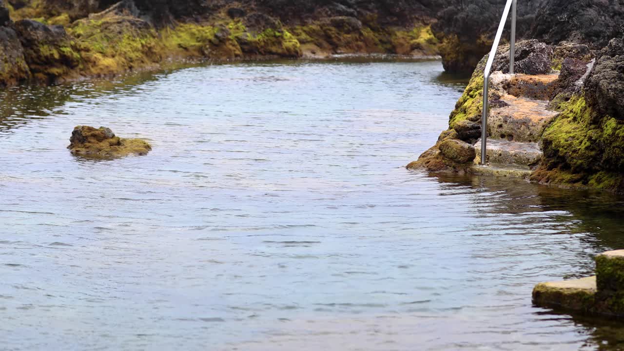 piscina natural de biscoitos en la isla de terceira, azores, portugal