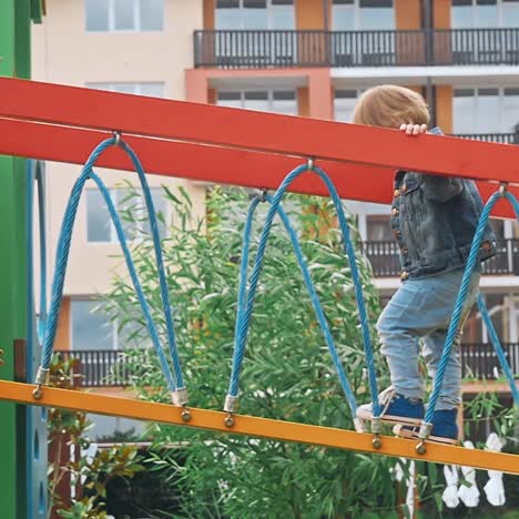 niño que se divierte jugando en el patio de recreo de los niños