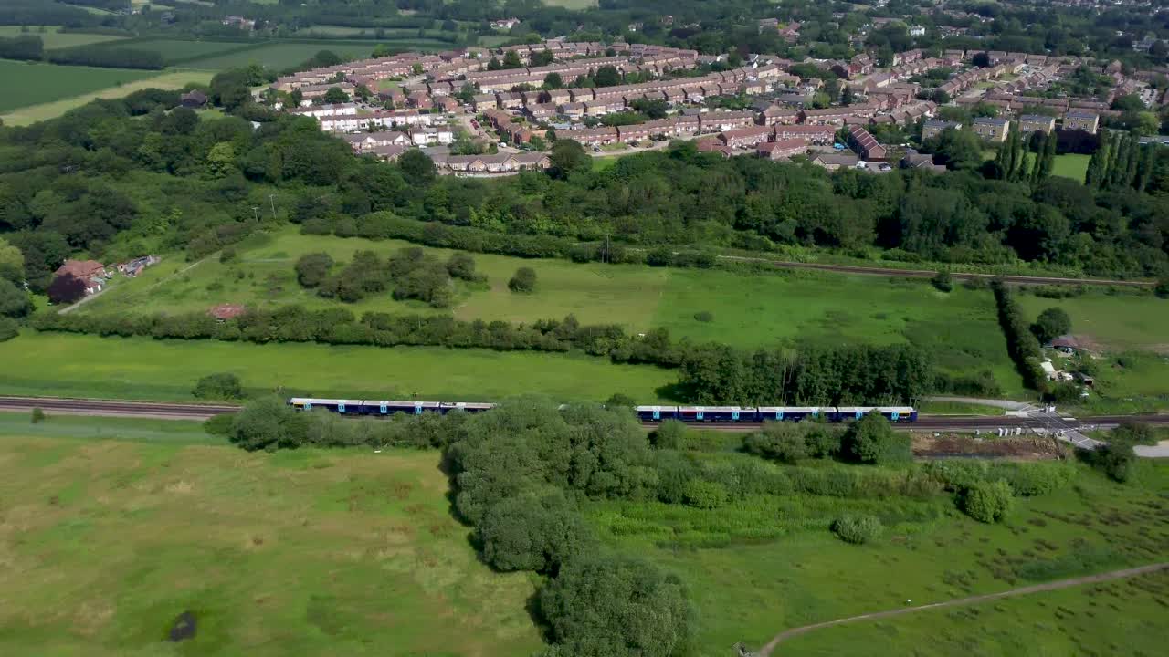 imágenes de drones de 4k rastreando un tren azul que viaja hacia canterbury