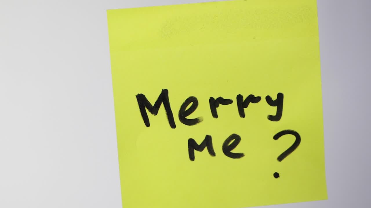 손으로 쓴 메시지가 담긴 노란색 붙여진 메모