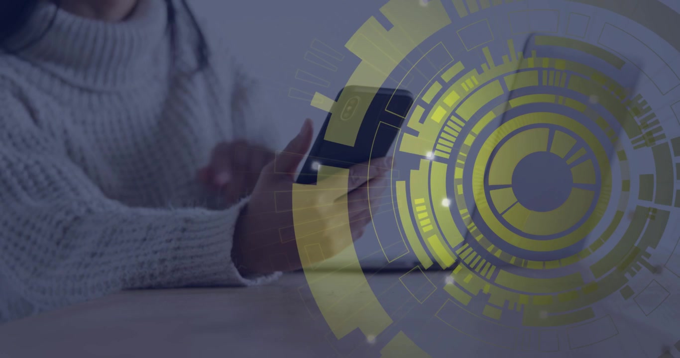Donna con maglione di lana seduta al tavolo che tocca e scorre lo smartphone, attivando la tecnologia di sincronizzazione HUD