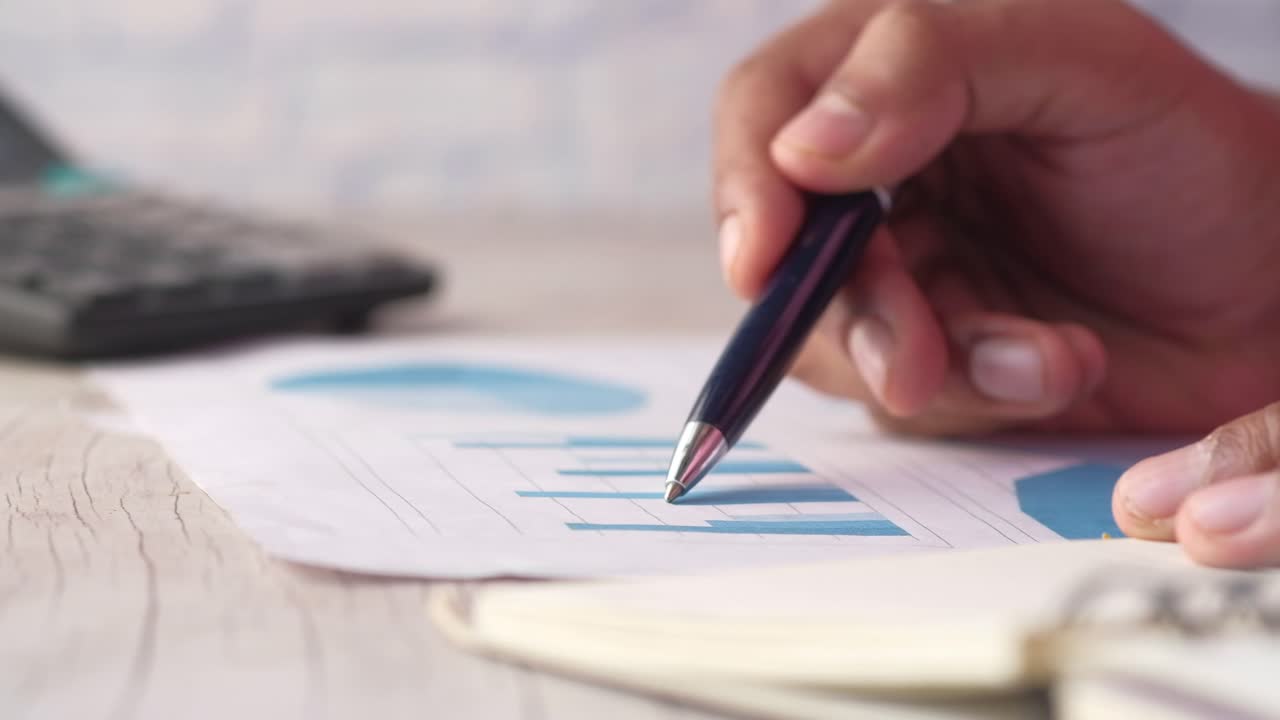 persona que revisa cuadros y gráficos