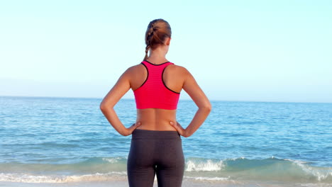 mujer en forma de pie en la playa