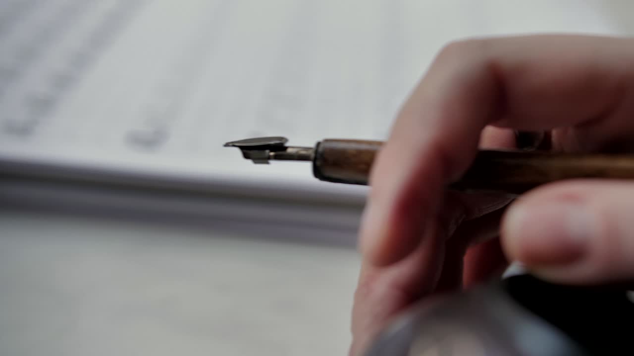 매력적인 여성이 종이 에 앉아 있으며, 펜은 그녀의 손에 있습니다. 작가가 생각하고, 꿈꾸고 있습니다. 루프 비디오