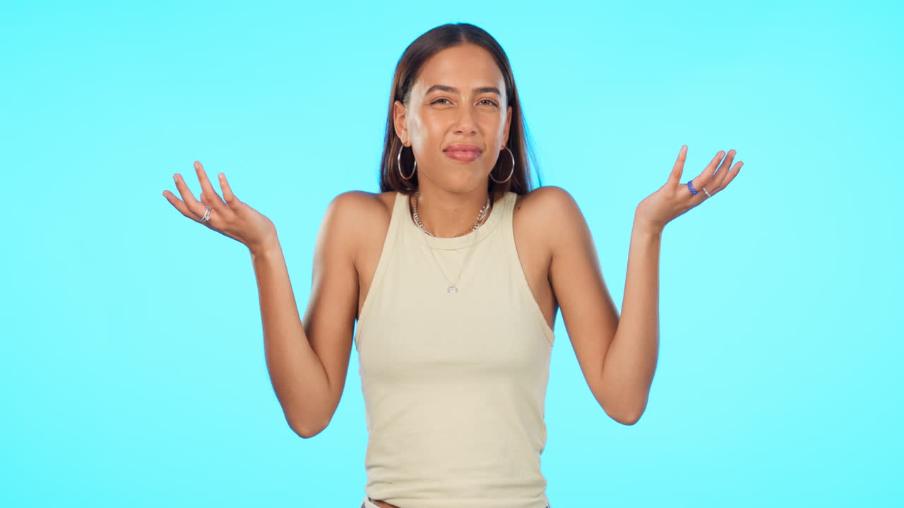 혼란스럽고 의심스럽고 스튜디오에서 여자 얼굴