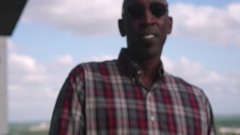 retrato de ángulo bajo de un hombre negro sonriendo