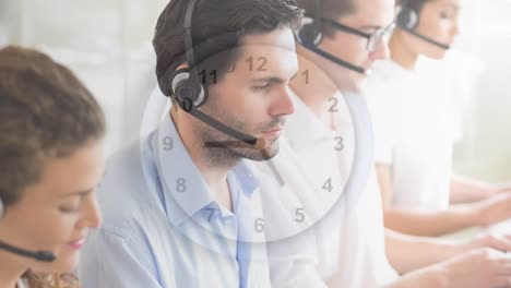 Mann-Arbeitet-Im-Callcenter