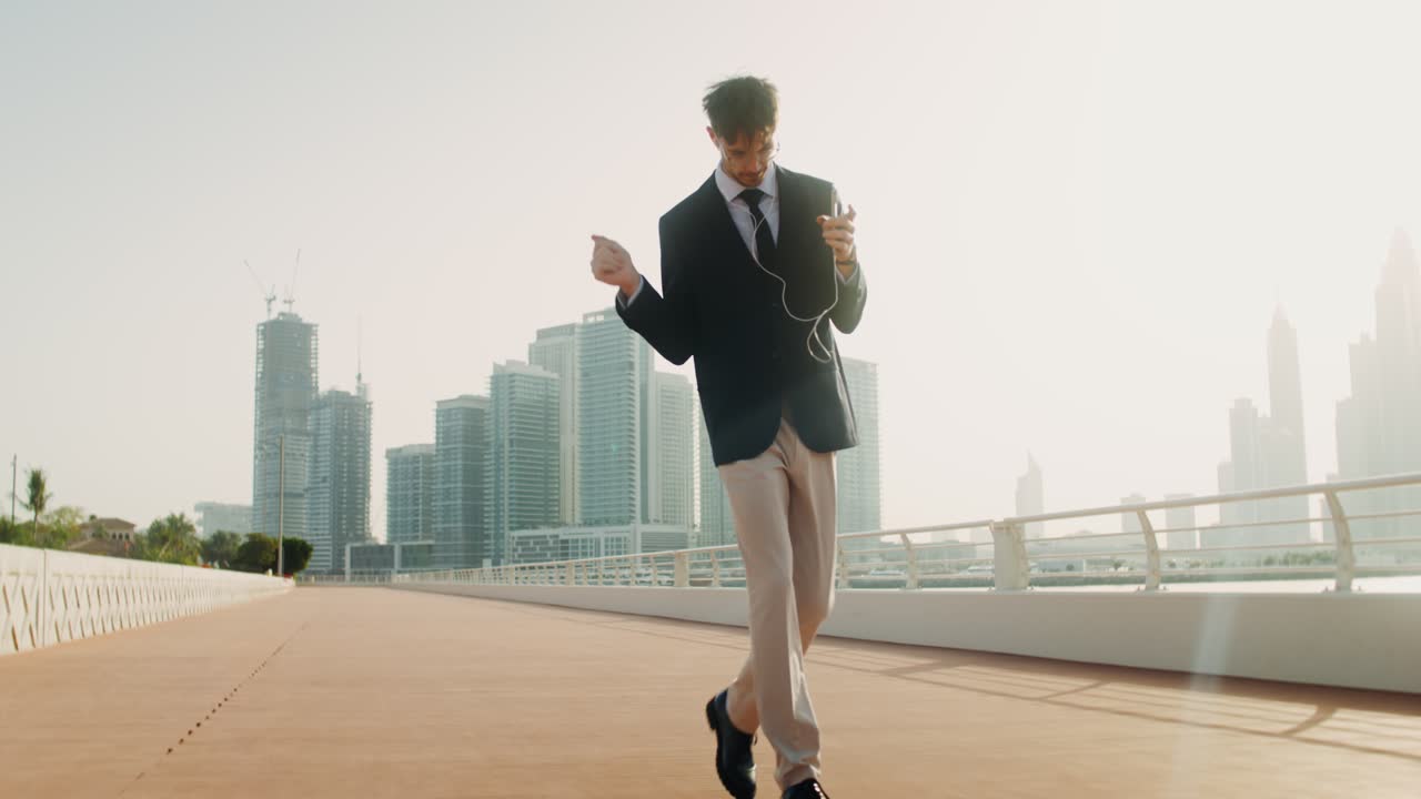 현대 도시 에서 아침 산책 을 즐기는 사업가