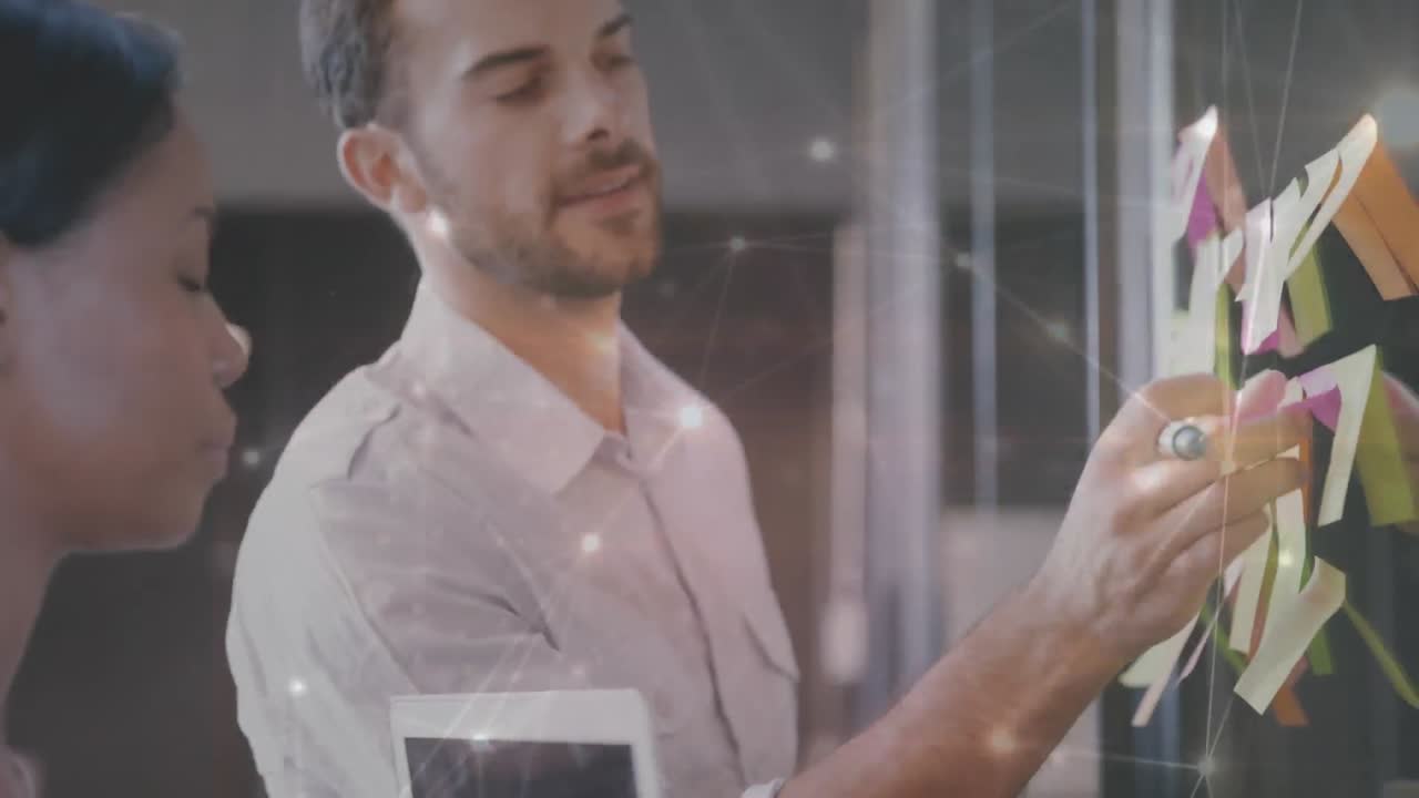 animación de la red de conexiones sobre los empresarios caucásicos en la oficina