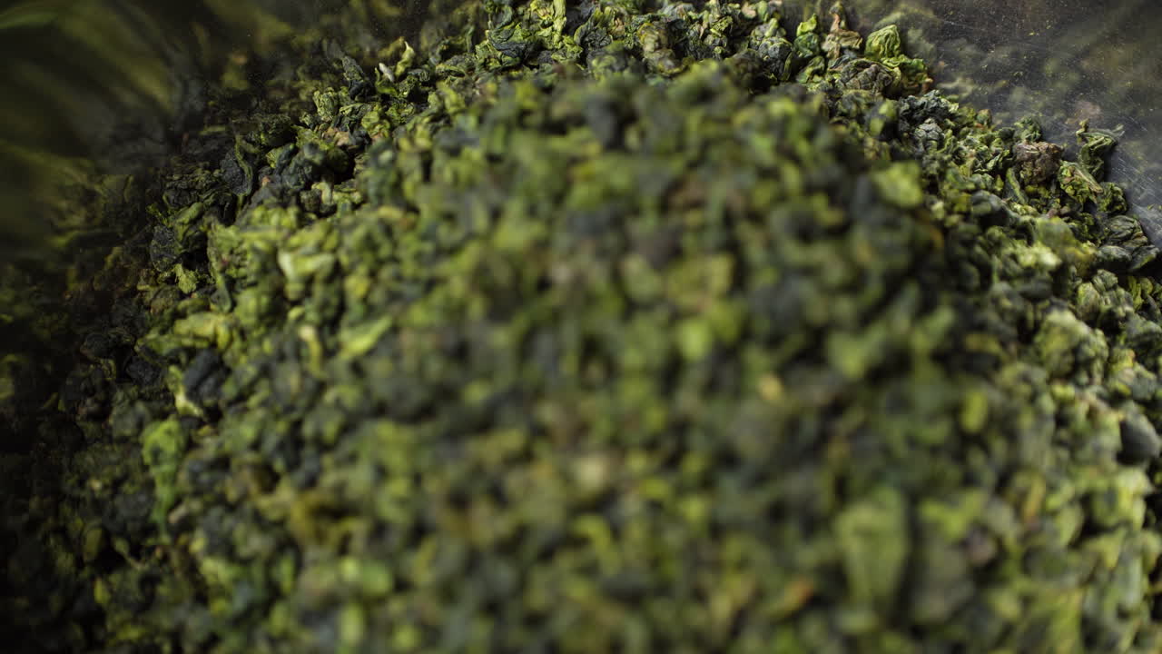 montón de hojas de té verde secas