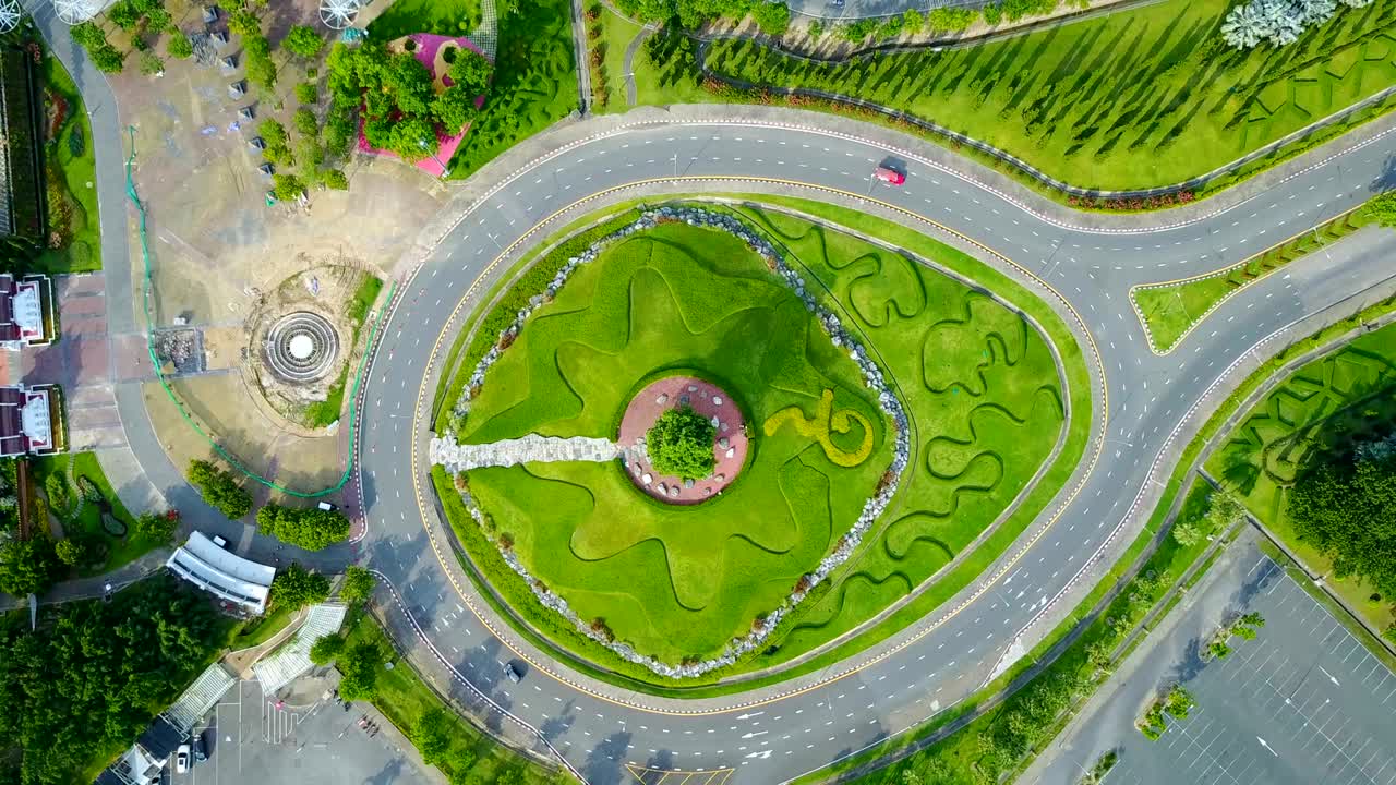 vista aérea de un círculo de tráfico, rotonda con jardín verde en el parque rajapruek, chiangmai, tailandia.