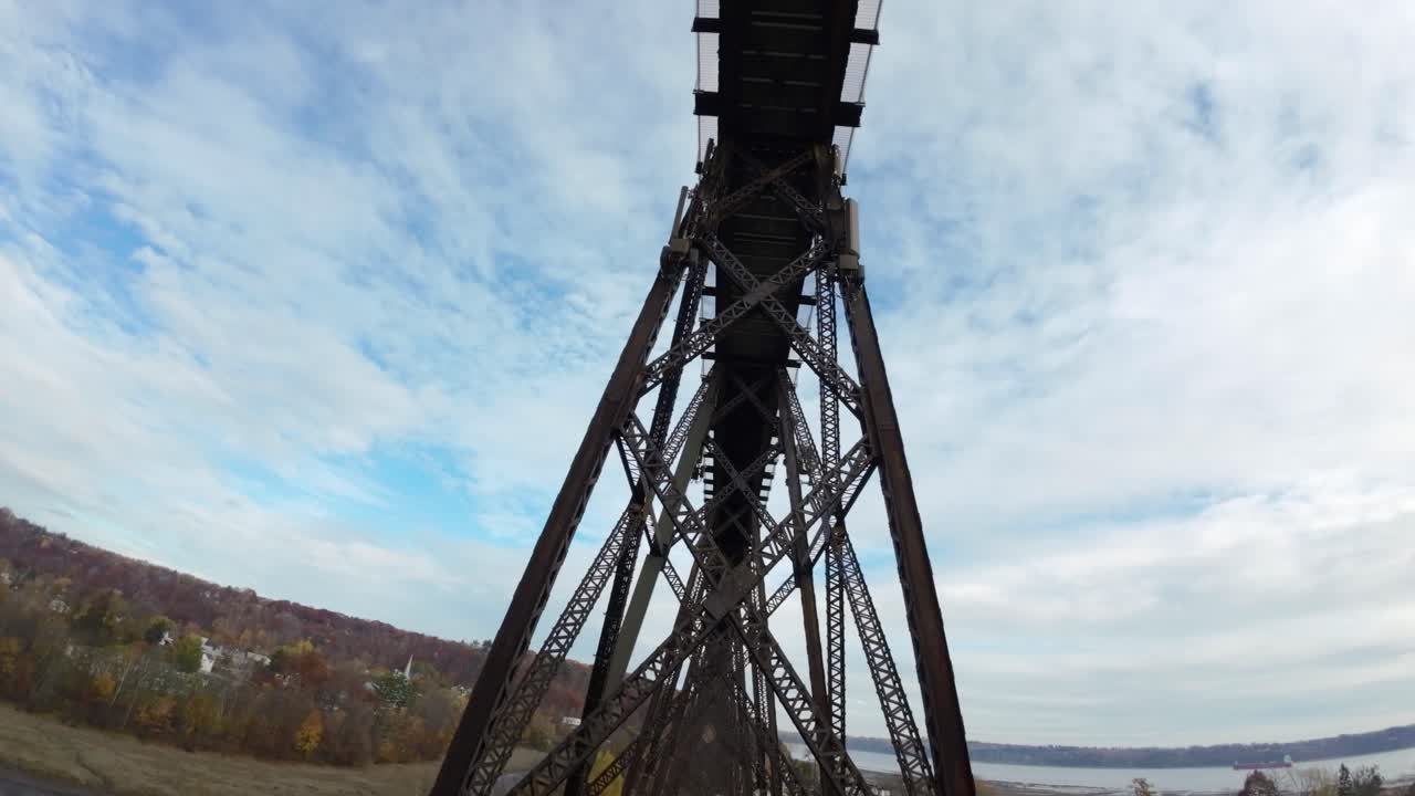 drone fpv volando bajo el puente del ferrocarril, bajando desde arriba