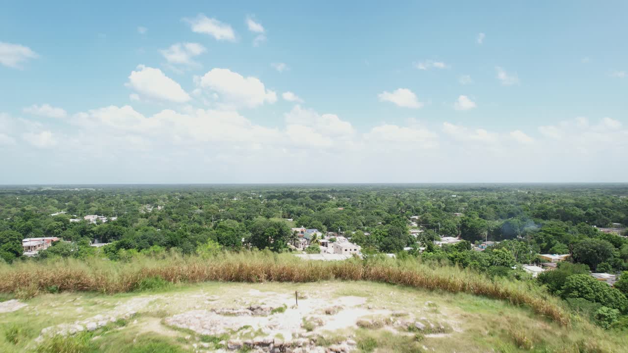toma aérea del acercamiento a la pirámide de kinich kakmo