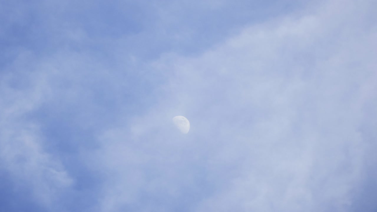 흐르는 구름과 함께 낮의 달 천천히 tiemalapse