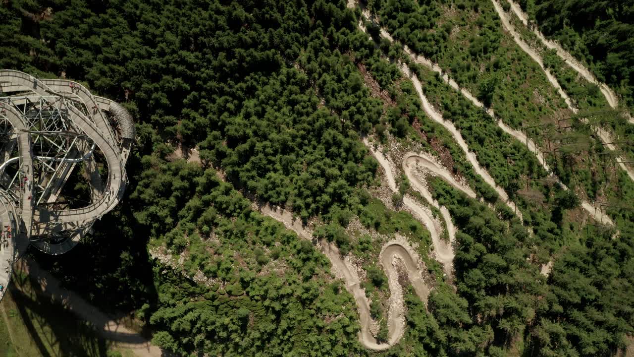 punto de vista de un dron aéreo de una atracción de la torre sky walk y un sendero para bicicletas mtb cercano en las montañas de dolni morava, república checa