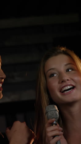 amigos felices cantando canciones juntos en un bar