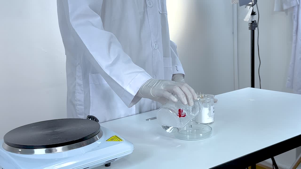 el científico demuestra el proceso de cristalización del acetato de sodio