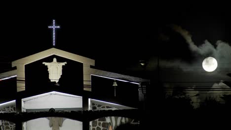 la luz de la luna brilla sobre una iglesia del pacífico sur 1