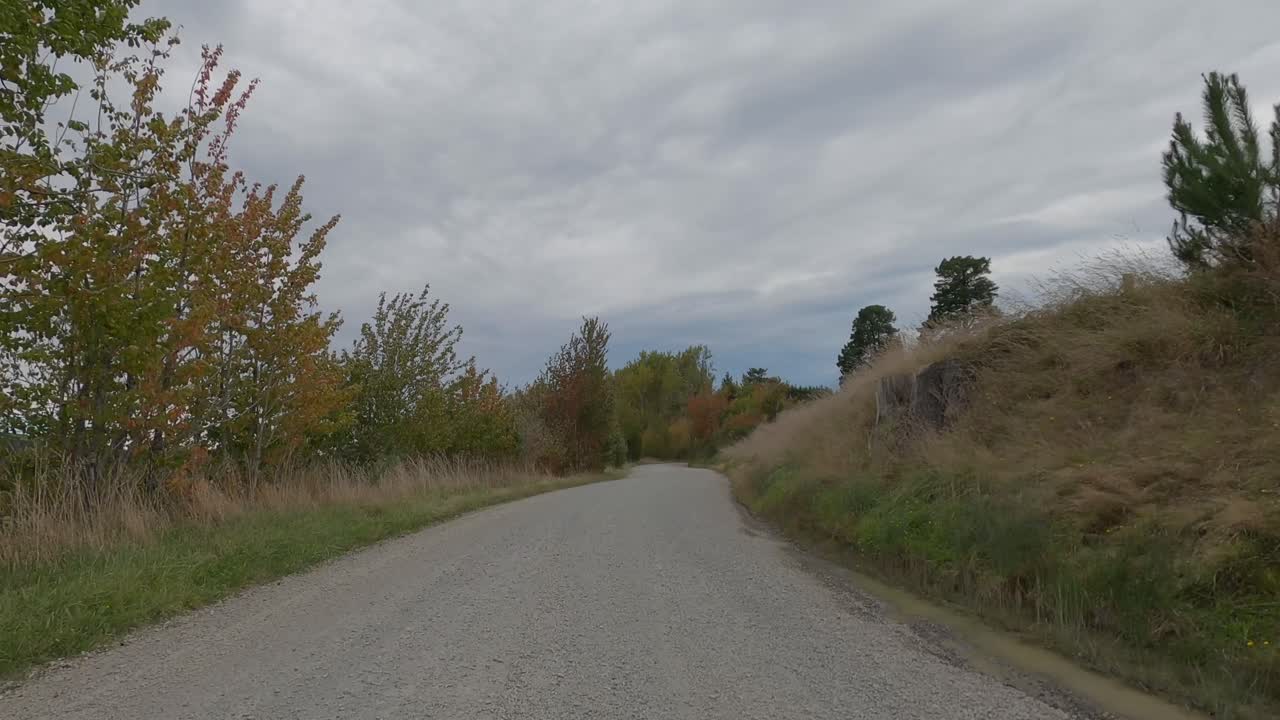 Ciclismo fuoristrada in campagna con i colori del primo autunno in risalto - Malvern Hills, Canterbury