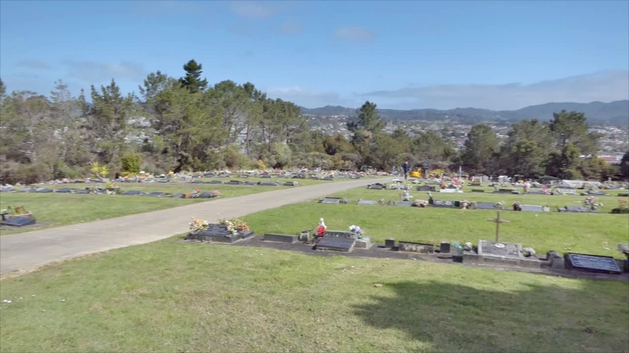 снимок кладбища и надгробия для похорон во время вспышки пандемии ковида 19