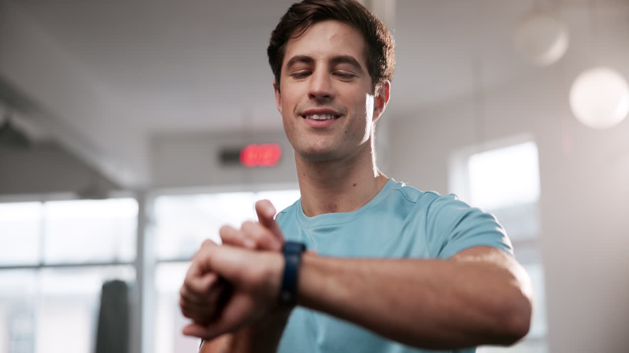 hombre comprobando el reloj inteligente durante el entrenamiento