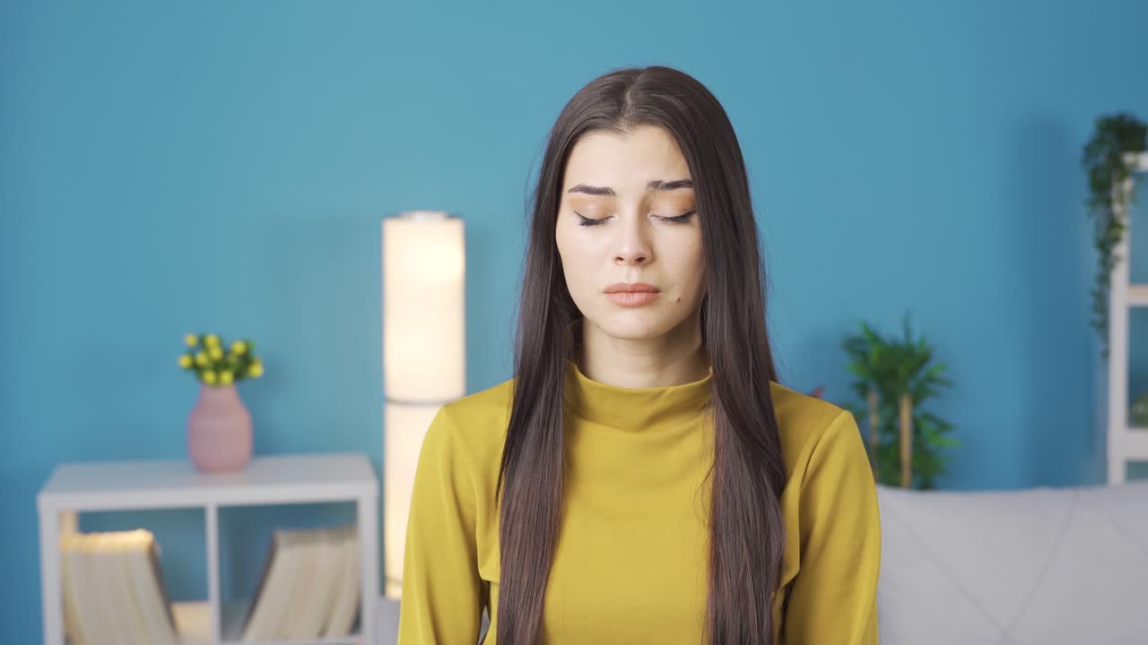 mujer triste mirando a la cámara pensativa y preocupada.