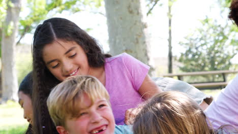 Porträt-Einer-Gruppe-Von-Kindern-Mit-Freunden,-Die-Spaß-Im-Park-Haben,-Aufgenommen-In-Zeitlupe