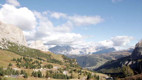 hermoso lapso de tiempo de la naturaleza en la cordillera italiana de dolomita con árboles y nubes