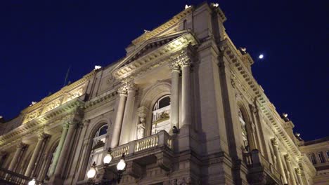 Teatro-Colón-Beleuchtet-Bei-Nacht,-Historisches-Opernhaus-In-Buenos-Aires,-Argentinien